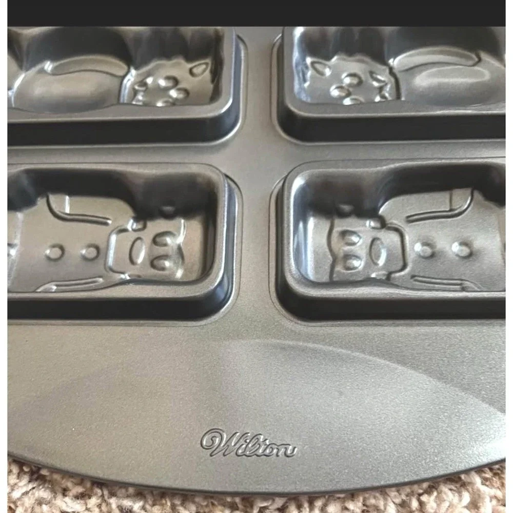 Wilton Halloween Pops Cookie Pan 8 Cake‎ Pops Mummy, Vampire, Alien, Dracula